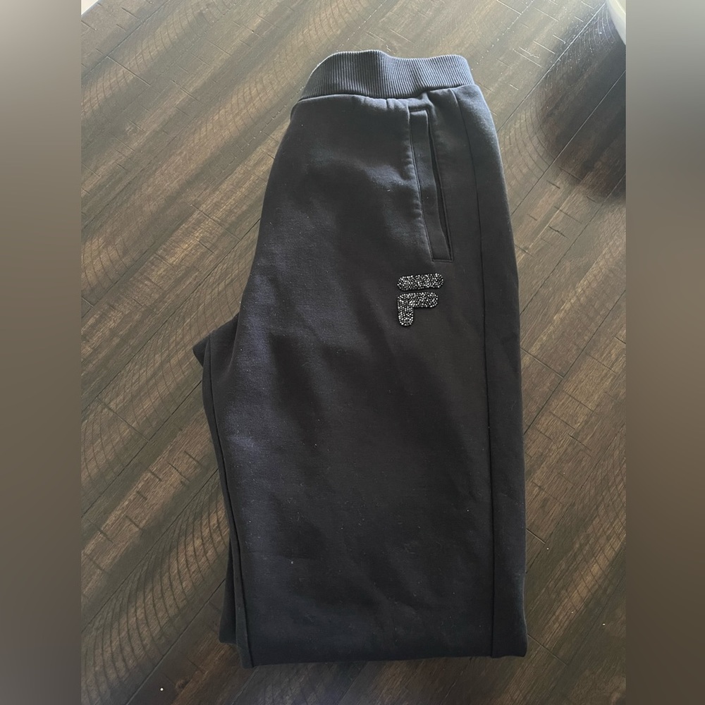 FILA women’s sweatpants (WHITE LINE). Size M. Perfect for all seasons.